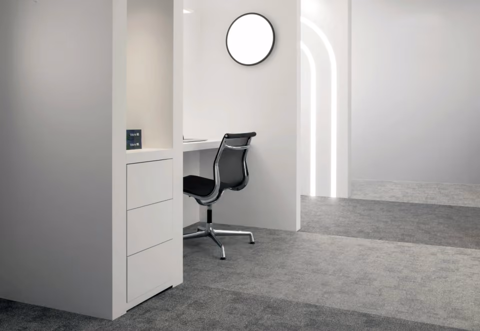 A chair and a desk in a room